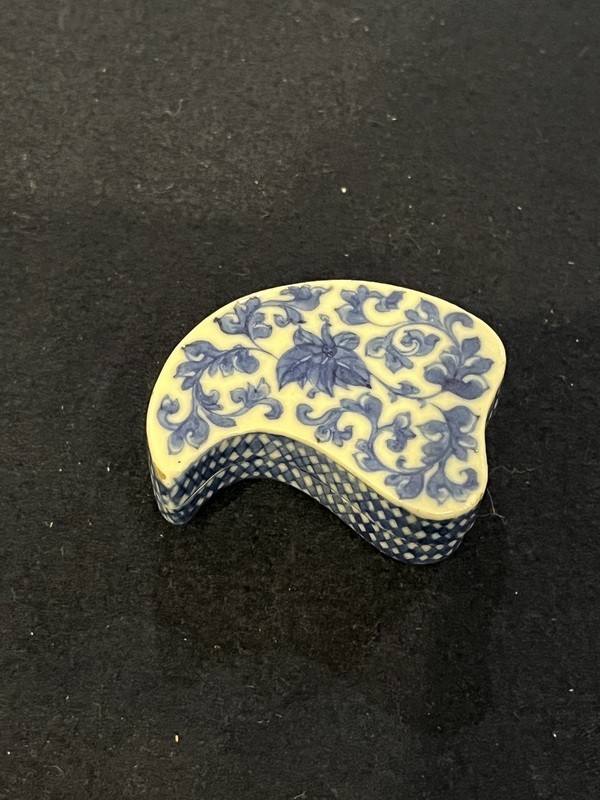 古玩陶瓷乾隆青花纏枝蓮紋葉型蓋盒拍賣,當前價格6500元