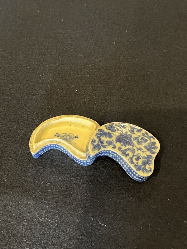 古玩陶瓷乾隆青花纏枝蓮紋葉型蓋盒拍賣,當前價格6500元