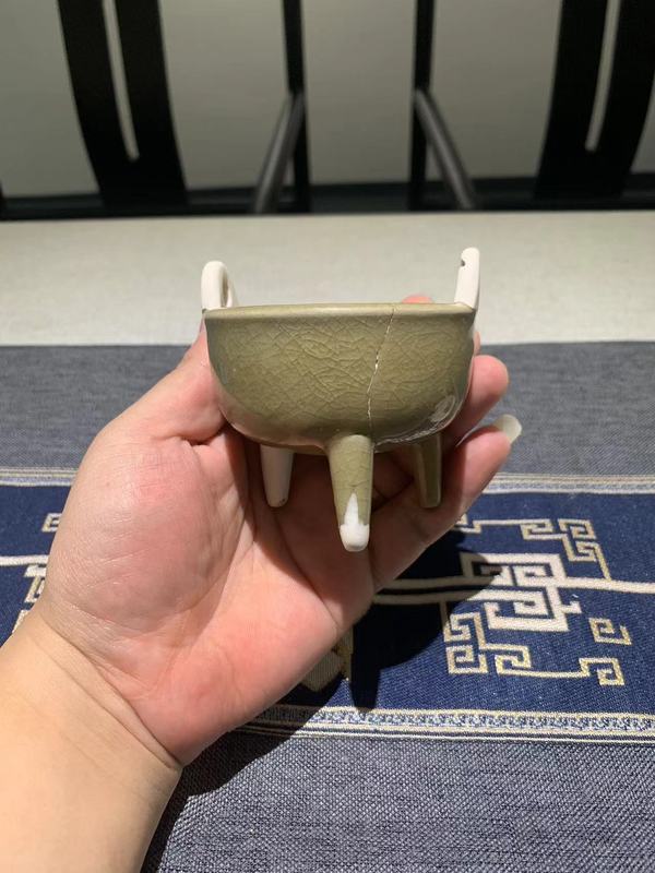 古玩陶瓷實物保真館藏級南宋龍泉青瓷鼎式爐拍賣,當(dāng)前價格1880元
