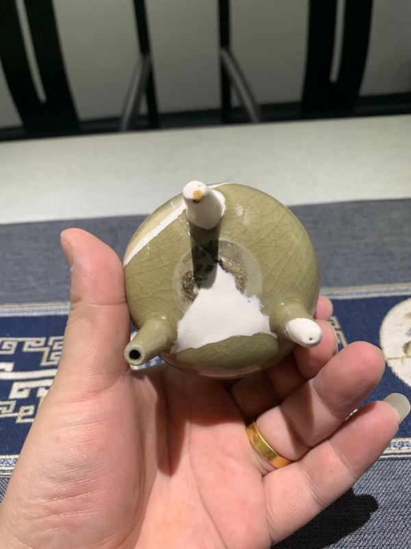 古玩陶瓷實物保真館藏級南宋龍泉青瓷鼎式爐拍賣,當(dāng)前價格1880元
