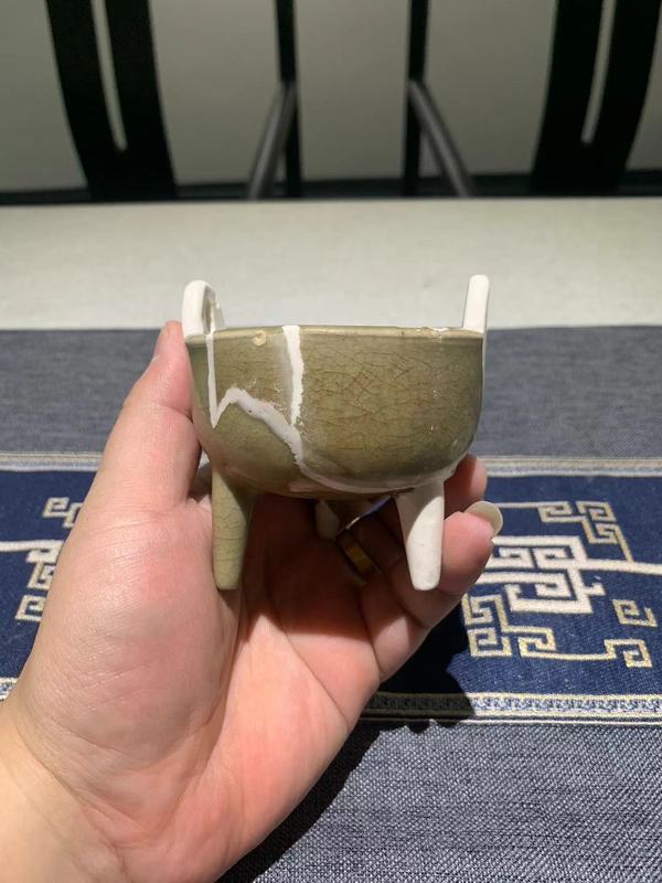 古玩陶瓷實物保真館藏級南宋龍泉青瓷鼎式爐拍賣,當(dāng)前價格1880元