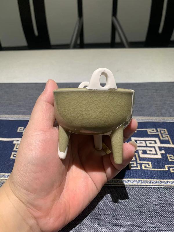 古玩陶瓷實物保真館藏級南宋龍泉青瓷鼎式爐拍賣,當(dāng)前價格1880元