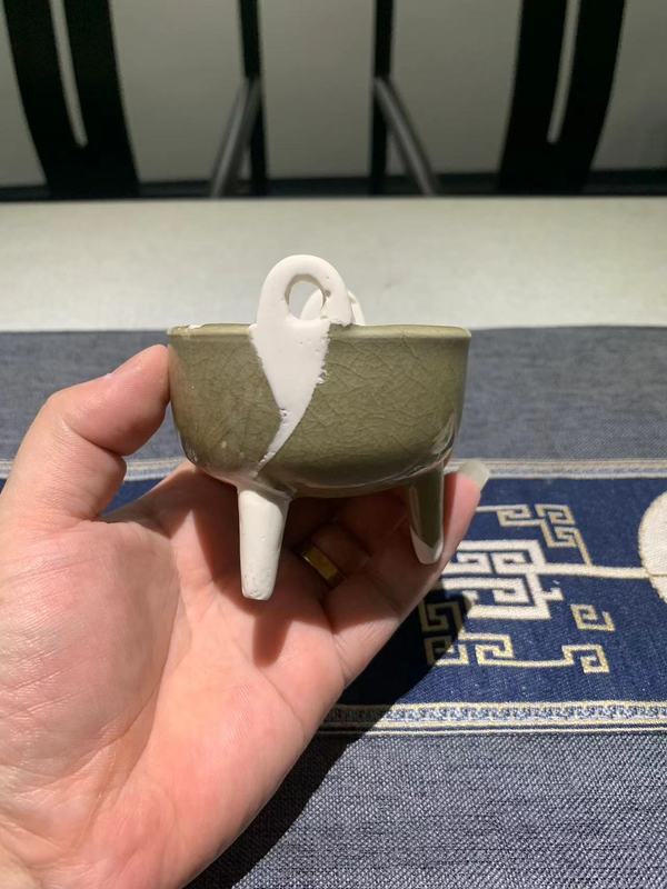古玩陶瓷實物保真館藏級南宋龍泉青瓷鼎式爐拍賣，當(dāng)前價格1880元