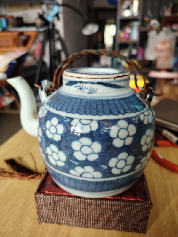 古玩陶瓷冰梅青花提梁壺拍賣,當(dāng)前價格366元
