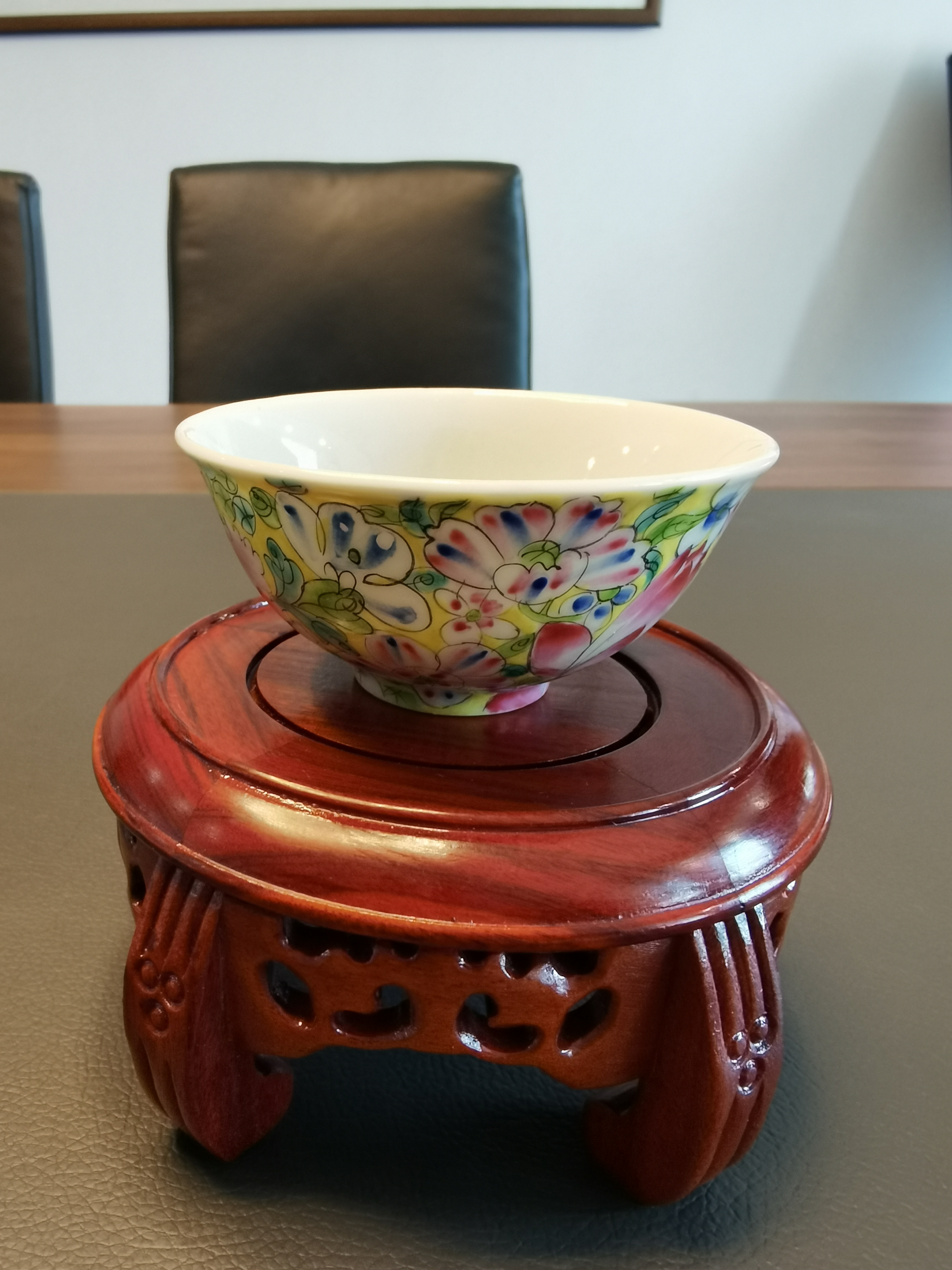 域鉴古玩】大清乾隆年製官窑款黄地粉彩花卉纹茶碗拍卖价格/图片 域鉴古玩】大清乾隆年製官窑款黄地粉彩花卉纹茶碗拍卖价格/图片