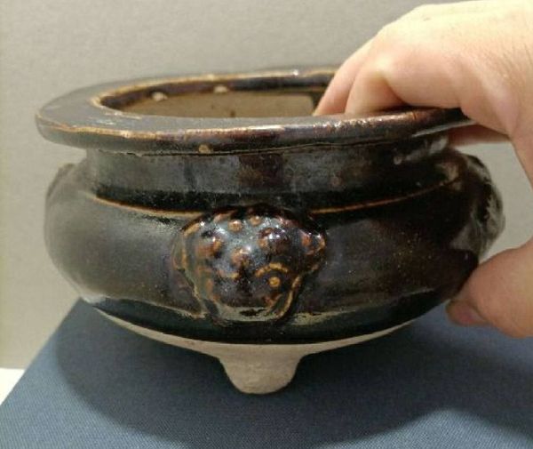 古玩陶瓷清代磁州窯三足醬釉獸耳爐拍賣,當前價格2200元