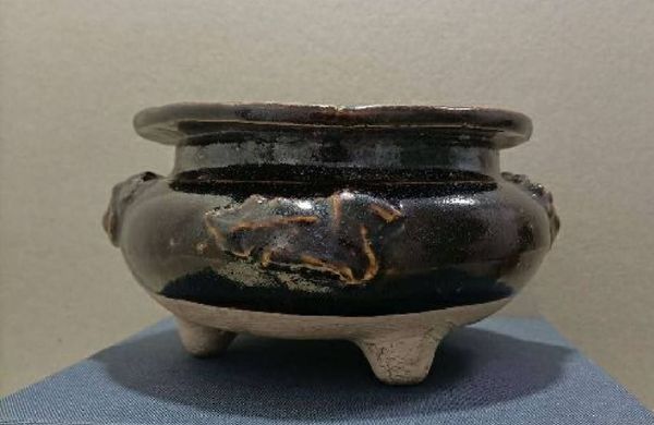 古玩陶瓷清代磁州窯三足醬釉獸耳爐拍賣,當前價格2200元