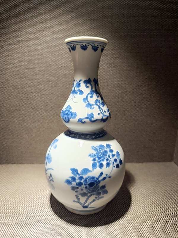古玩陶瓷花卉紋青花葫蘆瓶拍賣,當(dāng)前價(jià)格8999元