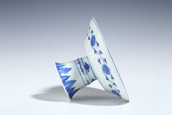 古玩陶瓷清末民初·青花纏枝蓮紋高足盤拍賣,當(dāng)前價(jià)格188元