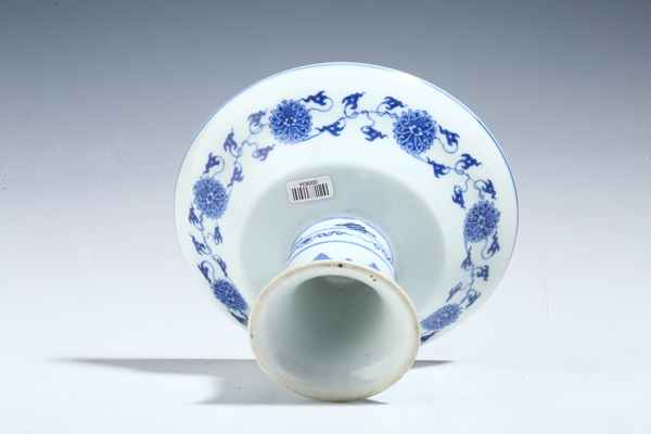 古玩陶瓷清末民初·青花纏枝蓮紋高足盤拍賣,當(dāng)前價(jià)格188元