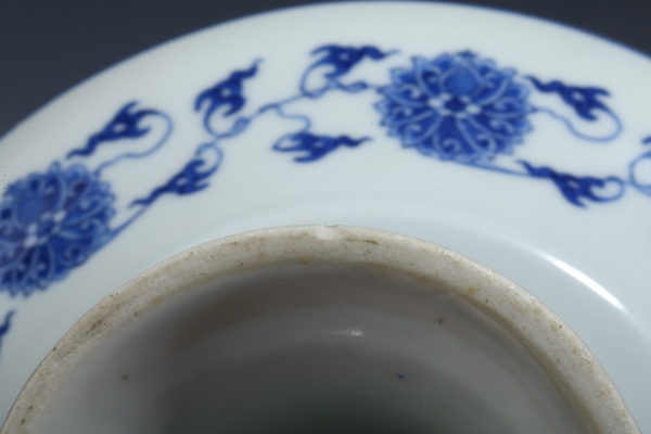 古玩陶瓷清末民初·青花纏枝蓮紋高足盤拍賣,當(dāng)前價(jià)格188元