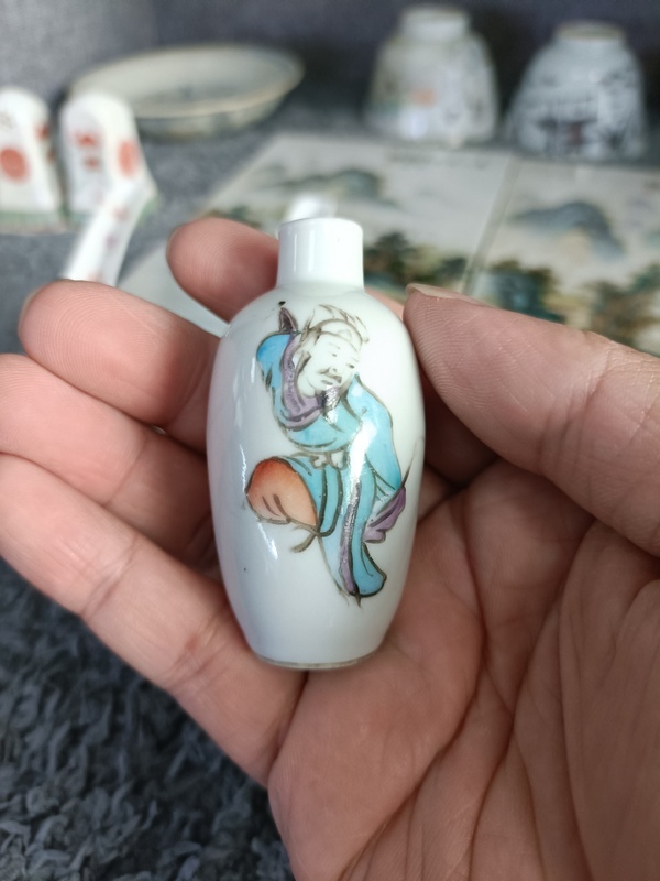 古玩陶瓷同治粉彩人物紋鼻煙壺拍賣,當前價格2600元