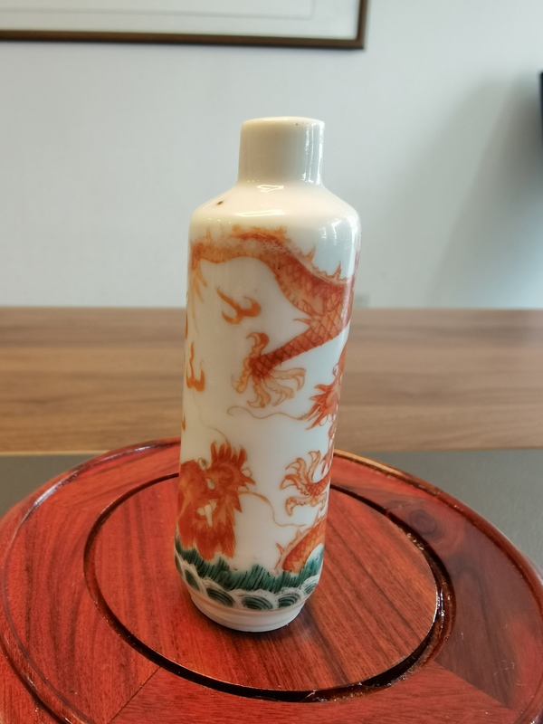 古玩陶瓷晚清五爪礬紅蒼龍教子鼻煙壺拍賣,當(dāng)前價(jià)格1688元