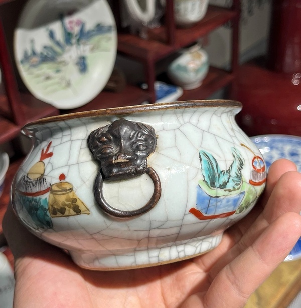 古玩陶瓷清中期哥釉大開片五彩博古圖獅耳爐拍賣,當(dāng)前價(jià)格5000元