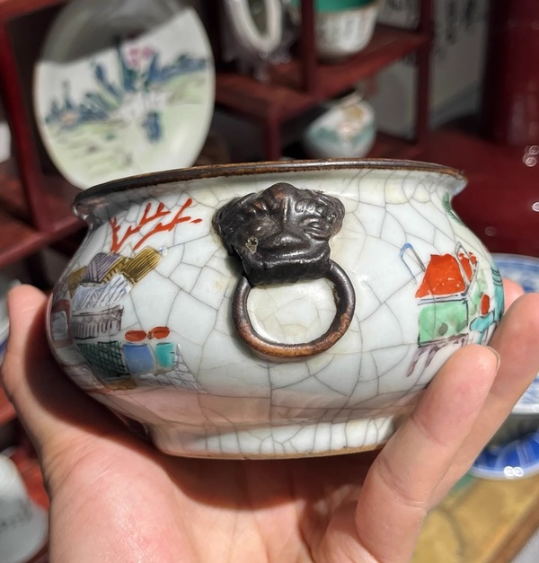 古玩陶瓷清中期哥釉大開片五彩博古圖獅耳爐拍賣,當(dāng)前價(jià)格5000元