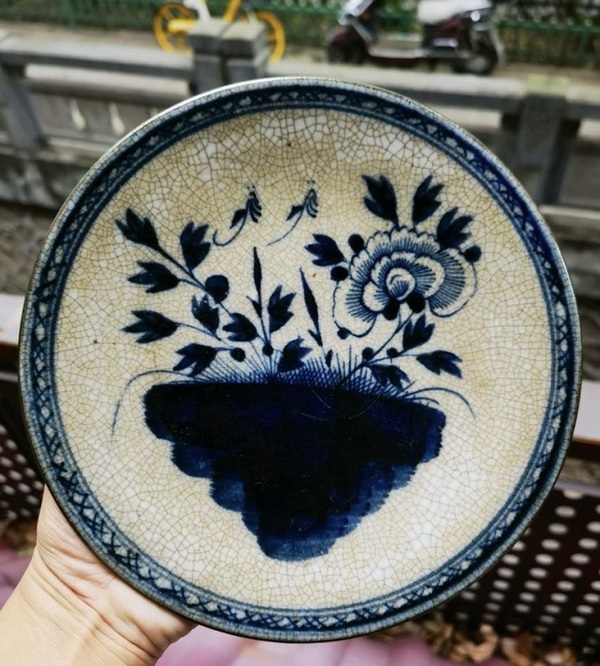古玩陶瓷哥釉青花花卉紋盤拍賣,當前價格1500元