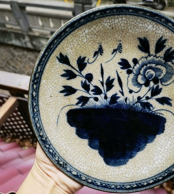 古玩陶瓷哥釉青花花卉紋盤拍賣,當前價格1500元
