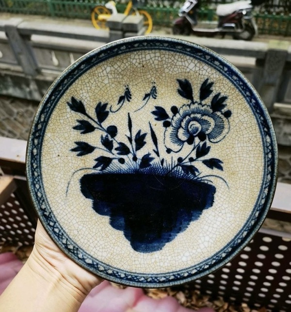 古玩陶瓷哥釉青花花卉紋盤拍賣,當前價格1500元