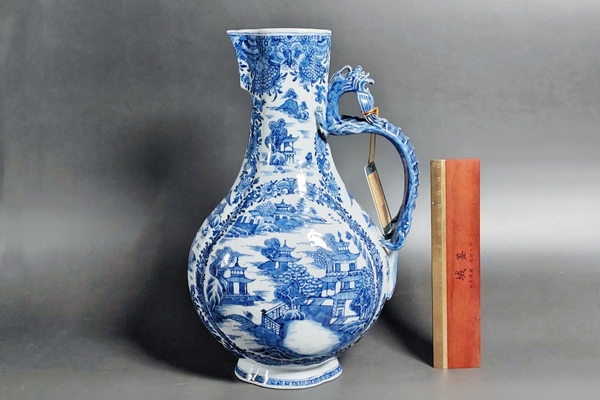 古玩陶瓷清乾隆·青花山水樓閣堆塑螭龍把酒壺拍賣,當前價格9800元