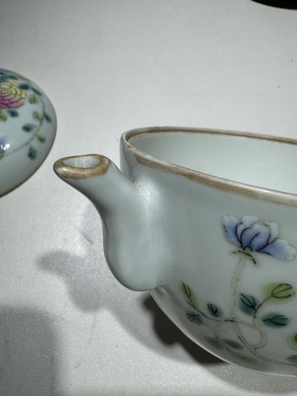 古玩陶瓷清同治·細路粉彩花卉紋參壺拍賣,當前價格4500元