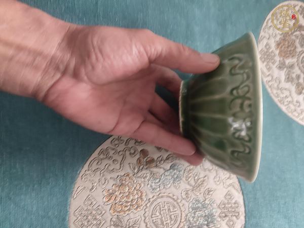 古玩陶瓷豆青釉壽字紋茶碗真品鑒賞圖