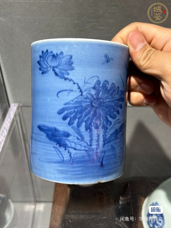 古玩陶瓷藍上藍青花荷花花鳥筆筒真品鑒賞圖