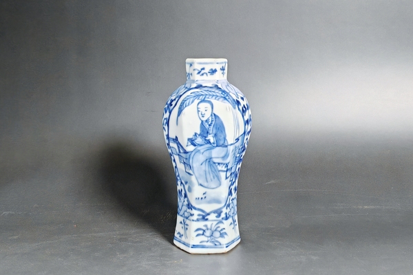 古玩陶瓷清晚期·青花開窗人物紋六方瓶拍賣,當前價格1880元