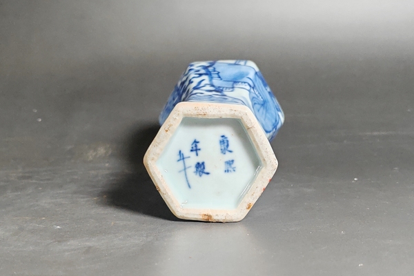 古玩陶瓷清晚期·青花開窗人物紋六方瓶拍賣,當前價格1880元