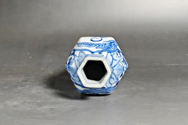 古玩陶瓷清晚期·青花開窗人物紋六方瓶拍賣,當前價格1880元