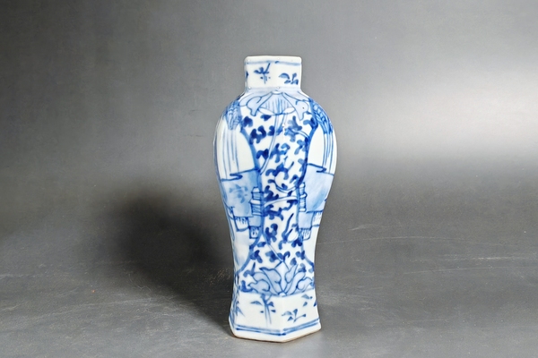 古玩陶瓷清晚期·青花開窗人物紋六方瓶拍賣,當前價格1880元