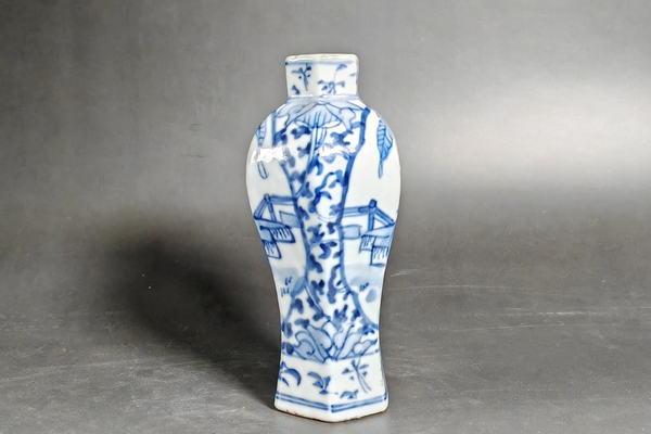 古玩陶瓷清晚期·青花開窗人物紋六方瓶拍賣,當前價格1880元