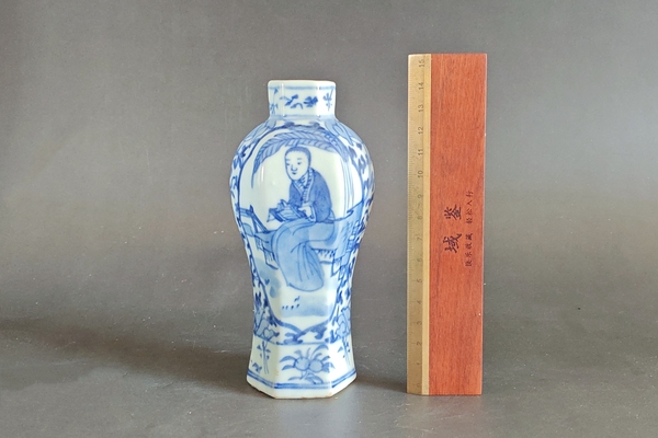 古玩陶瓷清晚期·青花開窗人物紋六方瓶拍賣,當前價格1880元