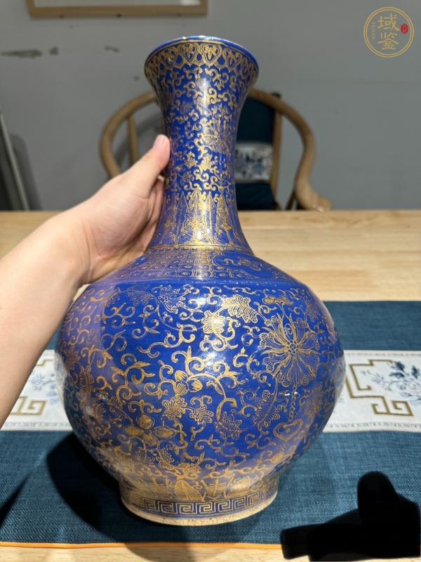 古玩陶瓷霽藍釉描金纏枝花卉壽字紋賞瓶真品鑒賞圖