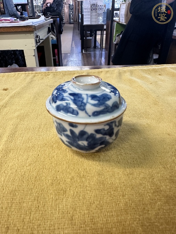 古玩陶瓷花卉紋青花蓋缸真品鑒賞圖