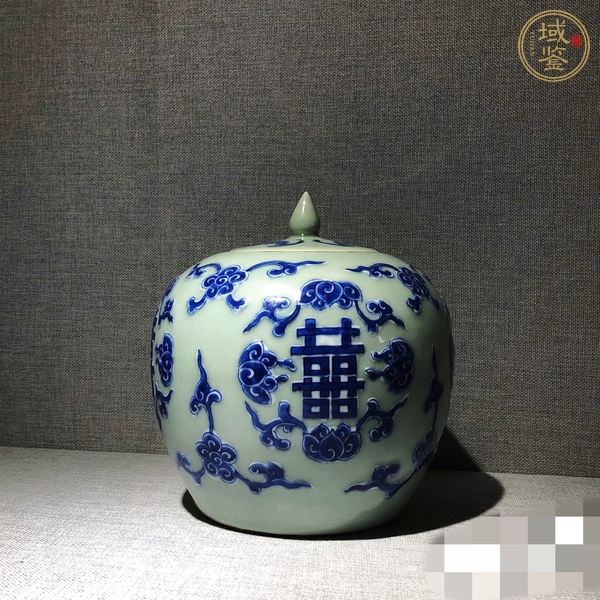 古玩陶瓷豆青釉青花花卉紋喜字罐真品鑒賞圖