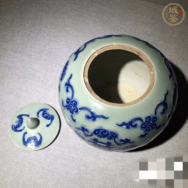 古玩陶瓷豆青釉青花花卉紋喜字罐真品鑒賞圖