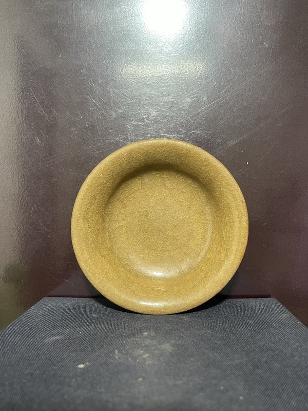 古玩轉(zhuǎn)賣元龍泉青瓷黃釉撇口盤拍賣,當(dāng)前價(jià)格66元
