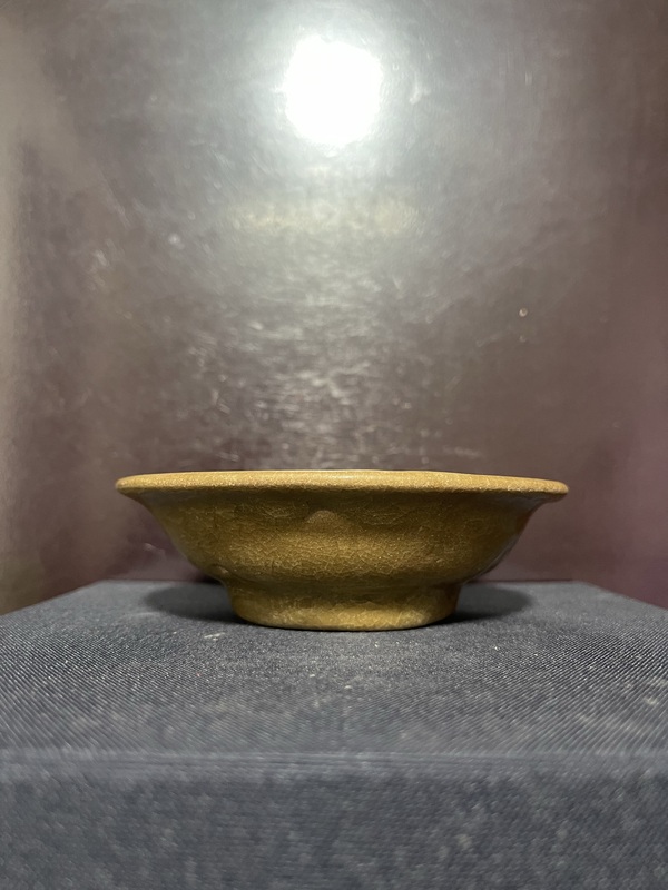古玩陶瓷元龍泉青瓷黃釉撇口盤拍賣，當(dāng)前價(jià)格5500元