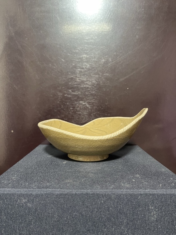 古玩陶瓷宋龍泉黃釉刻花碗拍賣,當前價格1650元