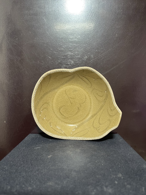 古玩陶瓷宋龍泉黃釉刻花碗拍賣,當前價格1650元