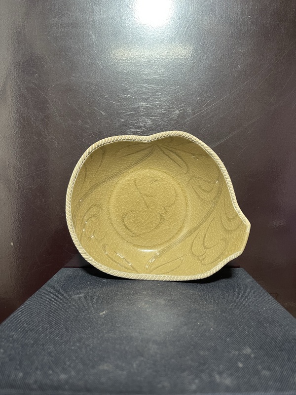 古玩陶瓷宋龍泉黃釉刻花碗拍賣,當前價格1650元