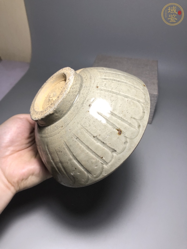 古玩陶瓷龍泉青瓷刻仰蓮紋茶碗真品鑒賞圖