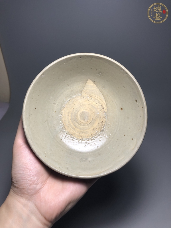 古玩陶瓷龍泉青瓷刻仰蓮紋茶碗真品鑒賞圖