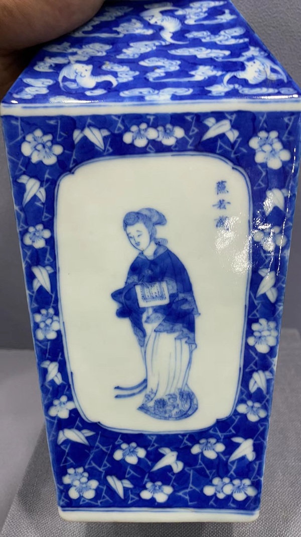 古玩陶瓷無雙譜四方瓶拍賣,當前價格45000元