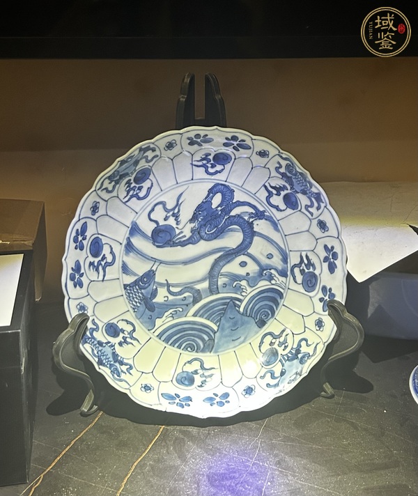 古玩陶瓷魚龍變化青花盤真品鑒賞圖