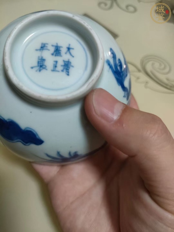 古玩陶瓷過(guò)墻龍紋青花杯真品鑒賞圖