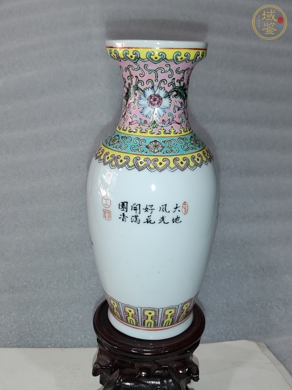 古玩陶瓷粉彩孔雀花卉紋瓶真品鑒賞圖