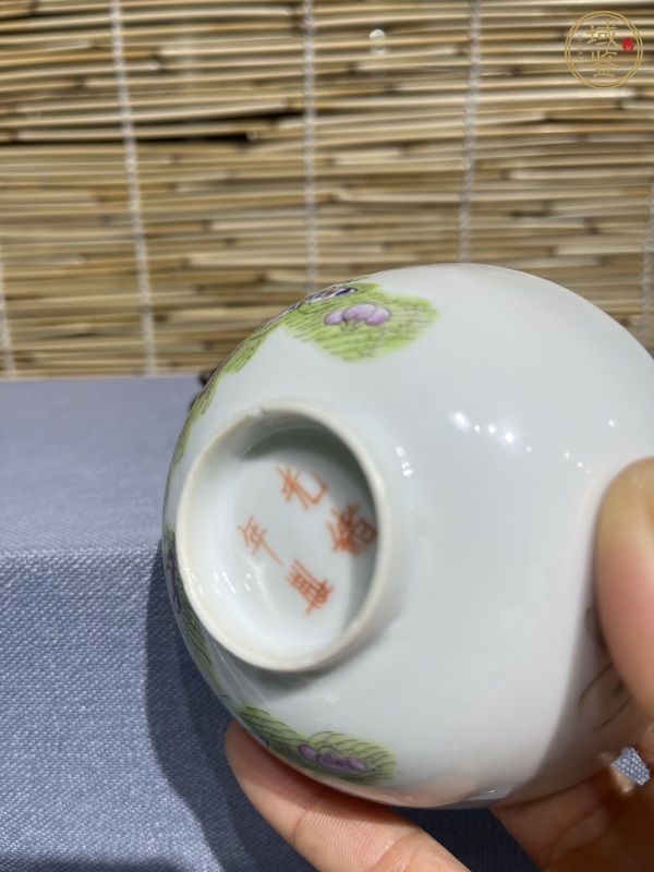 古玩陶瓷蝶紋粉彩碗真品鑒賞圖