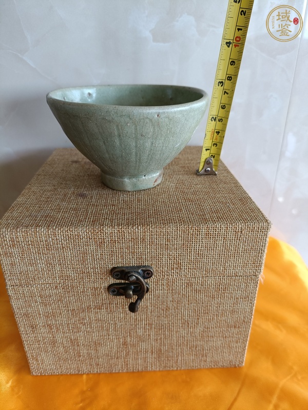 古玩陶瓷龍泉青瓷刻仰蓮紋茶碗真品鑒賞圖