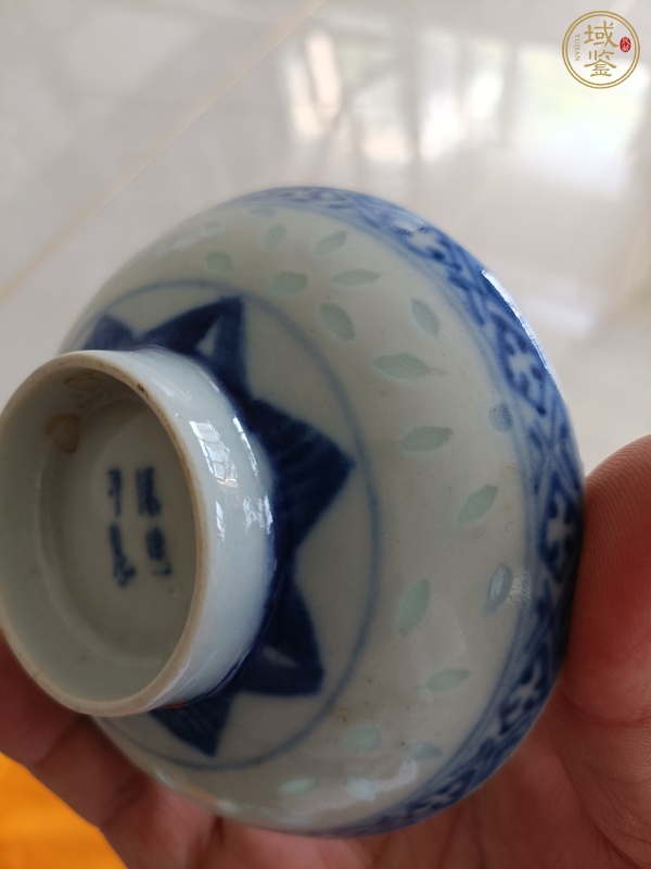 古玩陶瓷青花玲瓏瓷花卉紋茶碗真品鑒賞圖